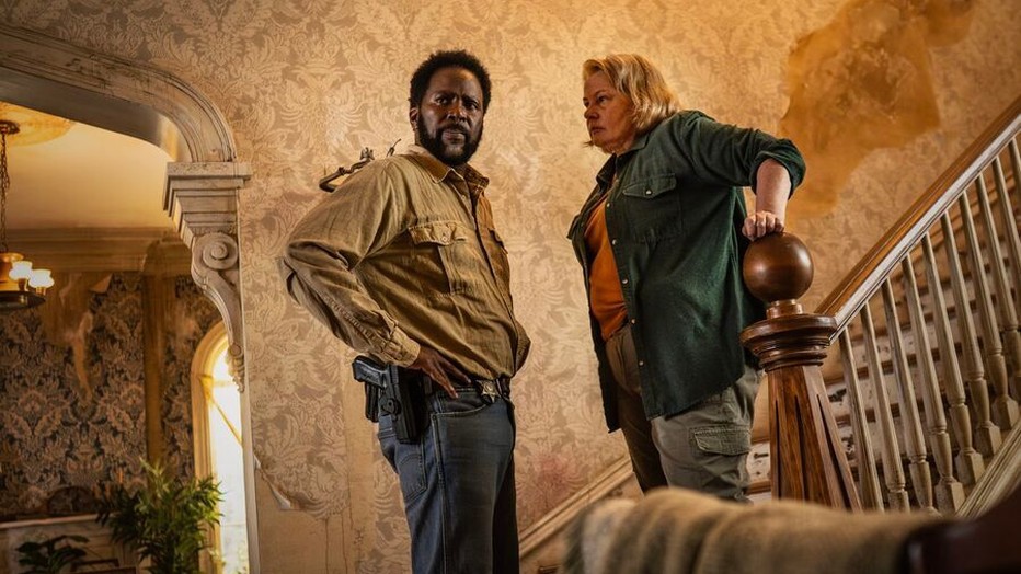 Harold Perrineau en Elizabeth Saunders in From