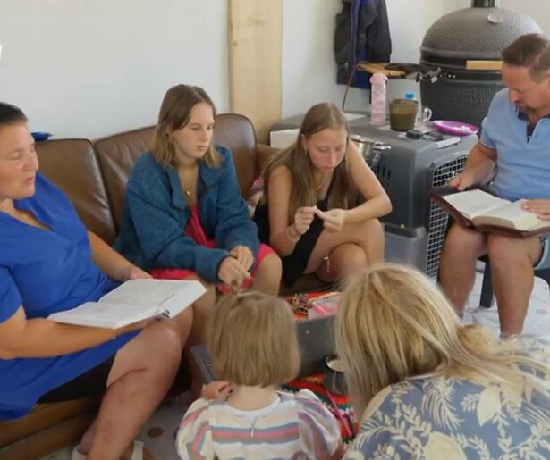 Een van de Jelies-kinderen deze zomer op Urk en niet in Spanje