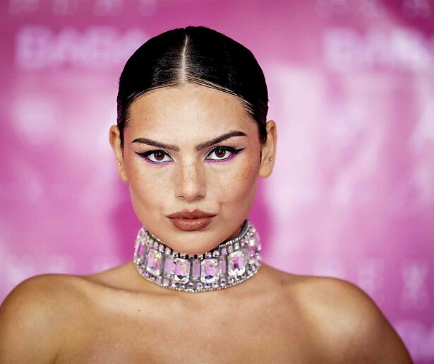 Famke Louise is het nieuwe lijdend voorwerp van The Roast op Comedy Central