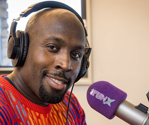 De bekende stem Fernando Halman komt langs bij Özcan Akyol in De Geknipte Gast