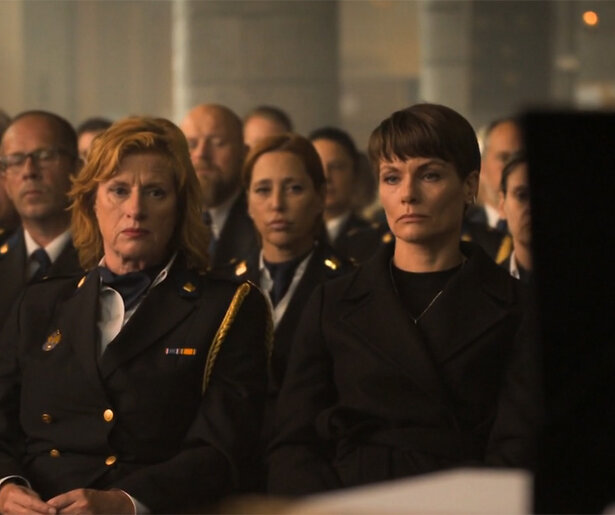 Eva (Angela Schijf) en Marion (Oda Spelbos) gaan na de uitvaart van Wolfs samen op pad in Flikken Maastricht