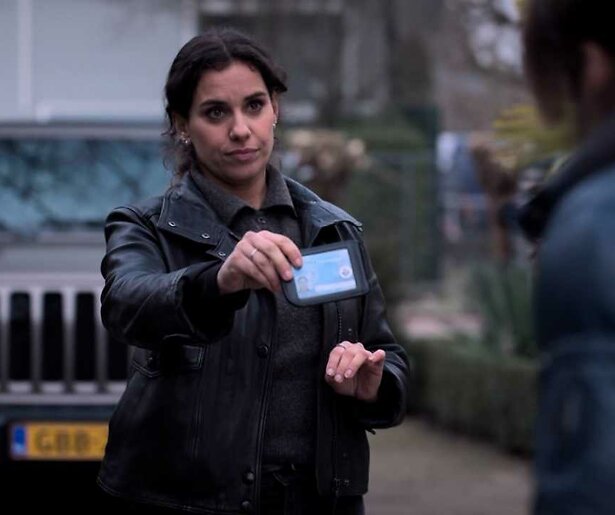 Rechercheur Noucha van Vliet krijgt het met haar team zwaar te verduren in Flikken Rotterdam