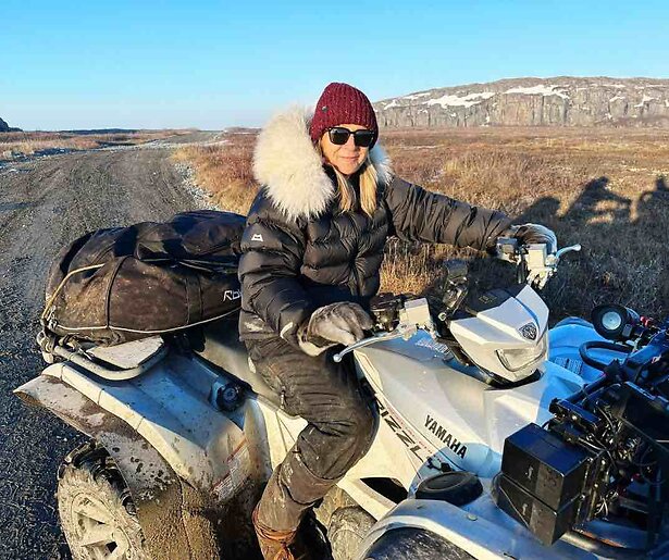 Floortje gaat over ruige toendra naar Mathieu in Arctisch Canada