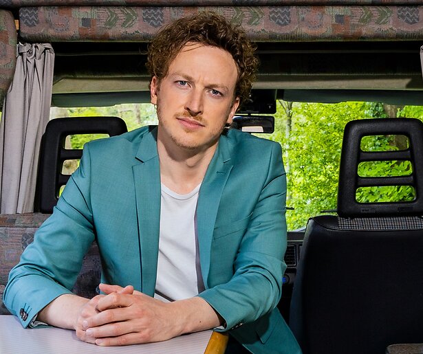 Radar-presentator Fons Hendriks geeft teken van leven bij beklimming Kilimanjaro