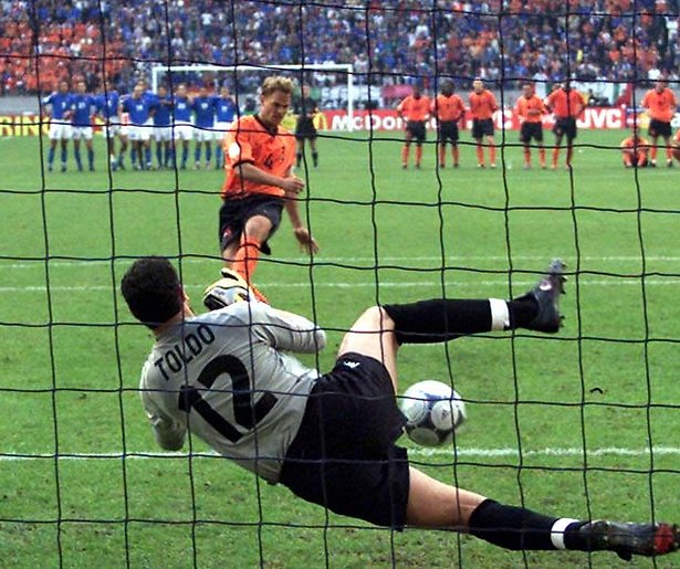 De TV van gisteren: Special Studio Sport over EK2000 scoort