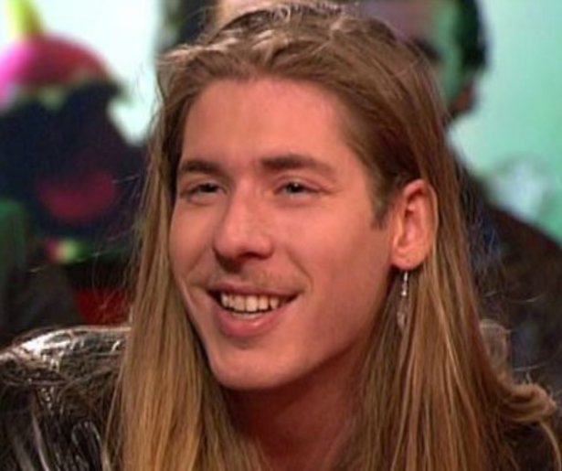 3FM dj Frank van der Lende naakt uit protest tegen Facebook