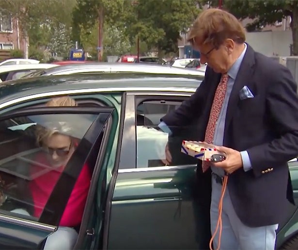 Videosnack: Frank & Rogier kunnen niet uit hun poepsjieke auto komen 