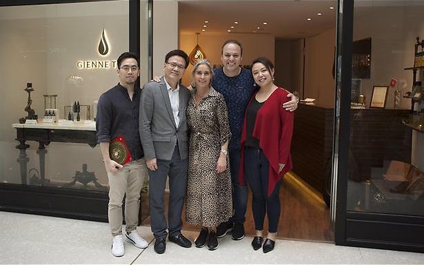 Frans Bauer in China over voetbal