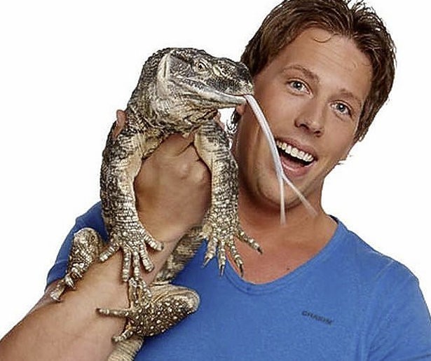 Bioloog Freek Vonk tijdens tv-opnames gebeten door haai