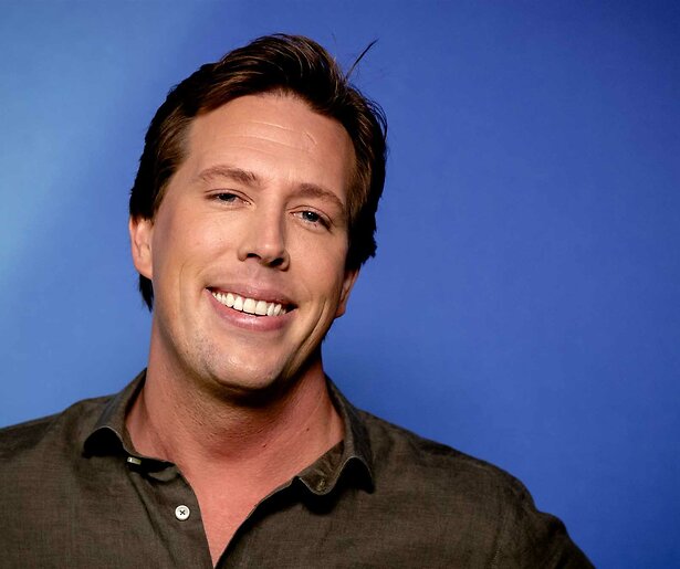 Freek Vonk tot bloedens toe gebeten door slang 