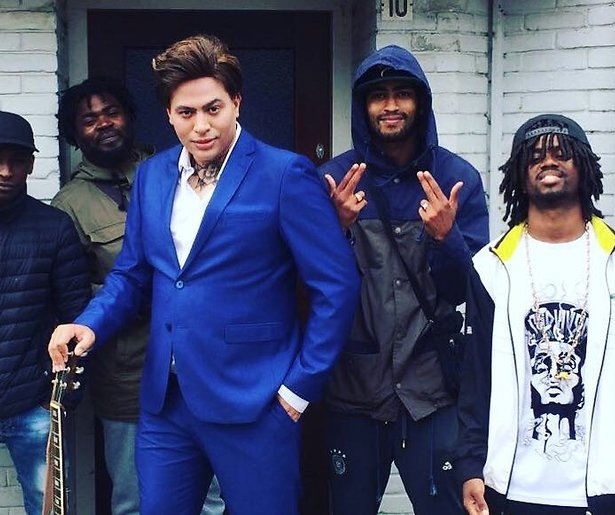 Rapper Fresku transformeert tot Douwe Bob, inclusief keeltatoeage