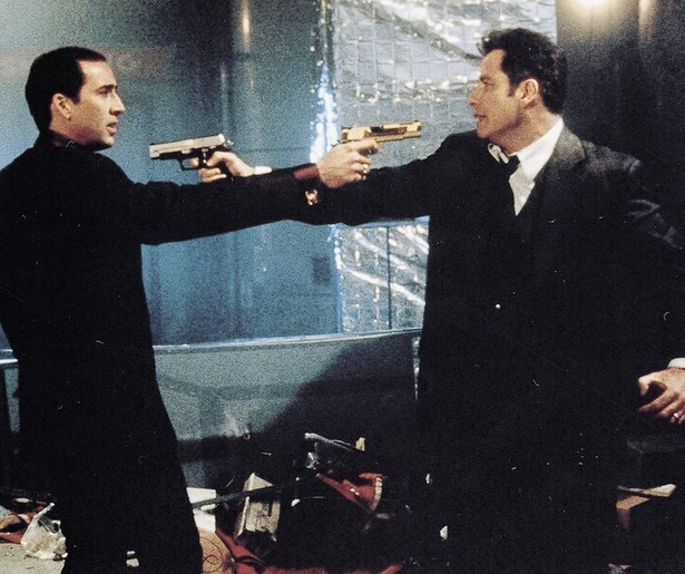 Travolta en Cage ruilen van gezicht in Face/Off