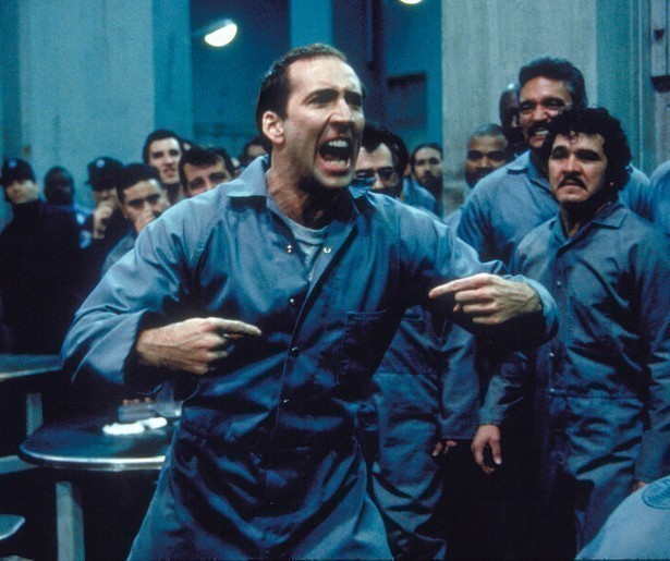 Travolta en Cage ruilen van gezicht in Face/Off