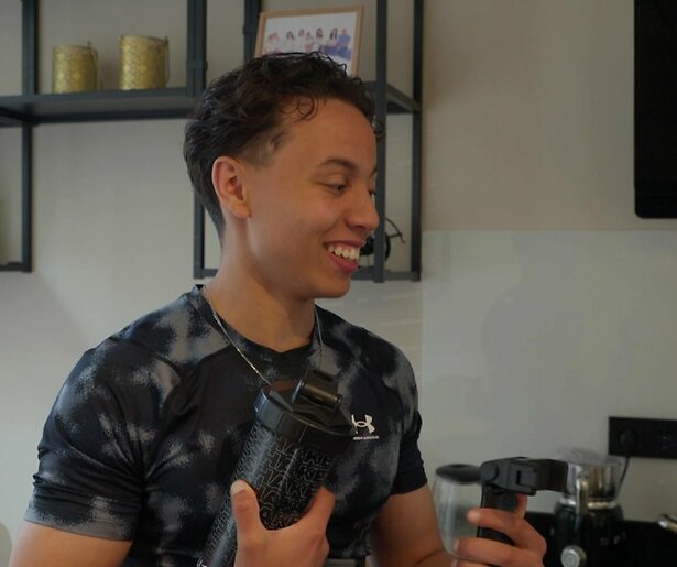 De verjaardag van Adam Bakhcha valt in het water in Een Huis Vol