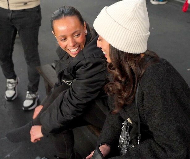 De oudste dochters van de familie Bakhcha struggelen in Een Huis Vol met de was