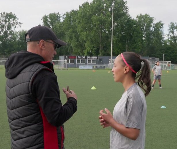 De voetbalzusjes Bakhcha weten indruk te maken in Een Huis Vol