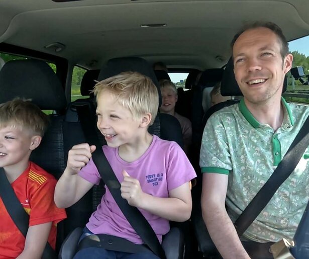 De familie Blom moet nu echt dringend op zoek naar een nieuwe woning in Een Huis Vol