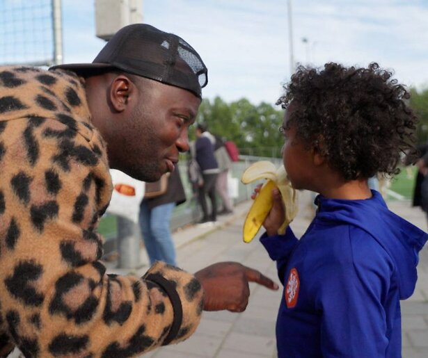 Cudoghams proberen hun kleding te verkopen in Een Huis Vol
