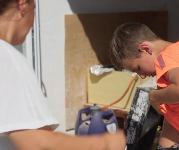 De TV van gisteren: Harrie Jelies bezeert zich in Jelies & Gnodde: Grote Gezinnen Emigreren