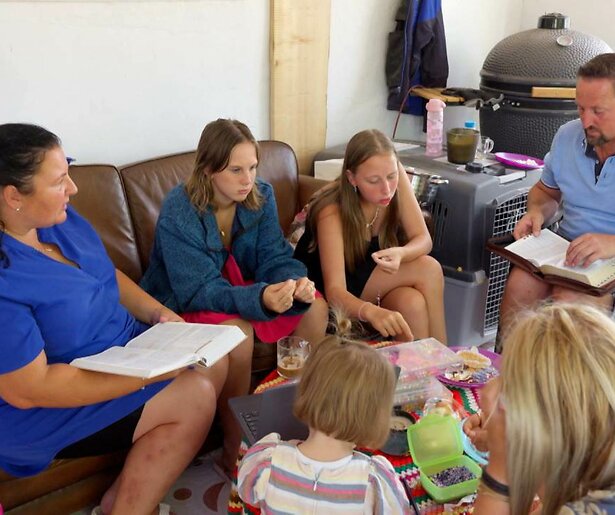Aida Jelies wacht de verrassing van haar leven in slot Een Huis Vol Emigreert
