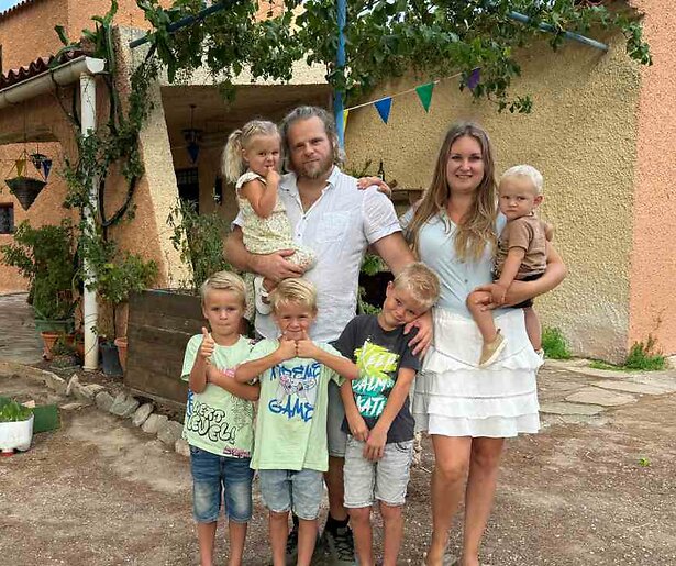 De familie Verleg uit Een Huis Vol Emigreert verwelkomt zesde kindje: 'We zijn enorm aan het genieten'