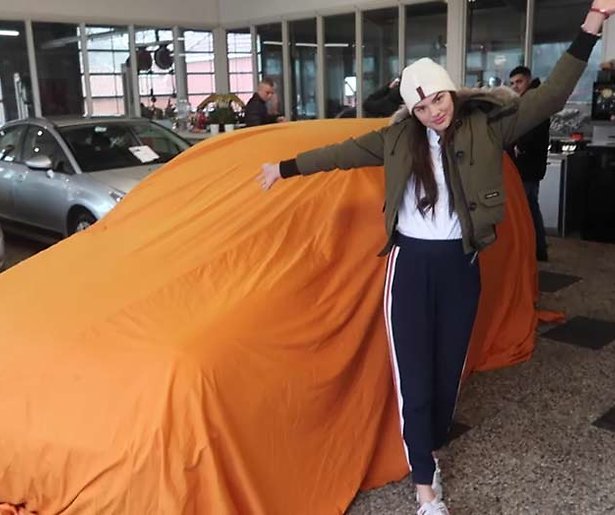 Famke Louise koopt eerste auto