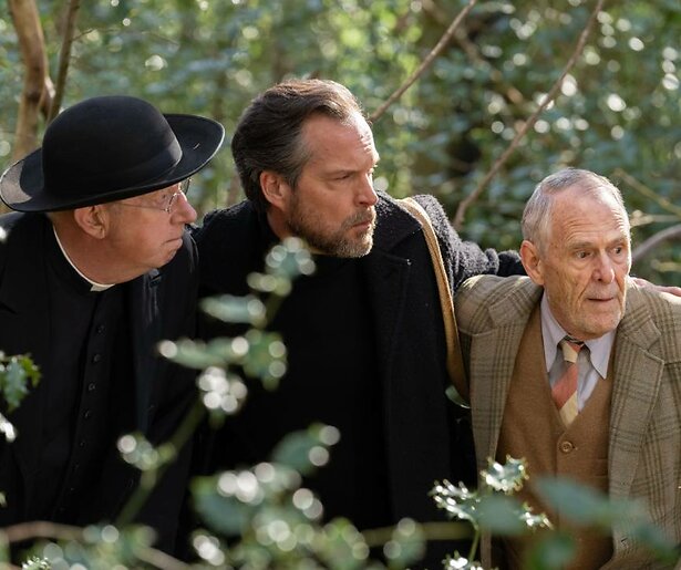 John Light krijgt het flink te verduren in nieuwe aflevering Father Brown
