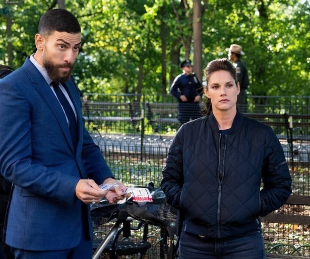 Zeeko Zaki buigt zich met het team over een complexe zaak in FBI