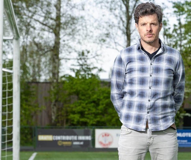 Filemon Wesselink volgt in FC Buitenspel een bijzonder voetbalteam dat bestaat uit voormalig gedetineerden