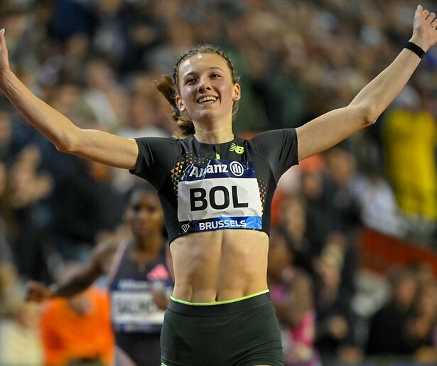 Femke Bol komt in actie tijdens de gemengde estafette op de EK Atletiek indoor