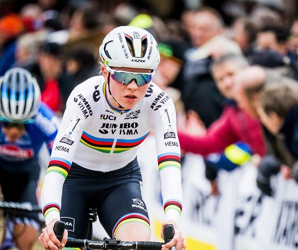 De veldrijders doen hun best voor het Urban Cross Kortrijk