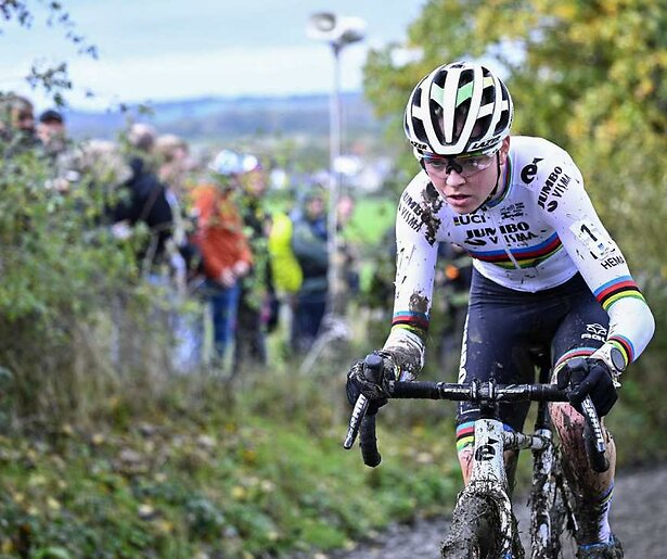 De veldrijders zetten hun beste beentje voor tijdens de derde wereldbekerwedstrijd in Dendermonde