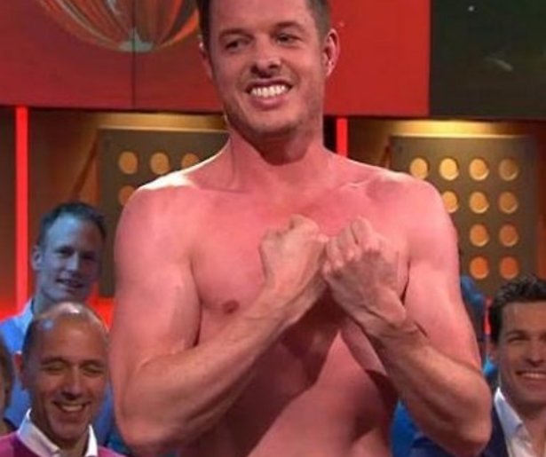 Filemon Wesselink shirtless bij DWDD