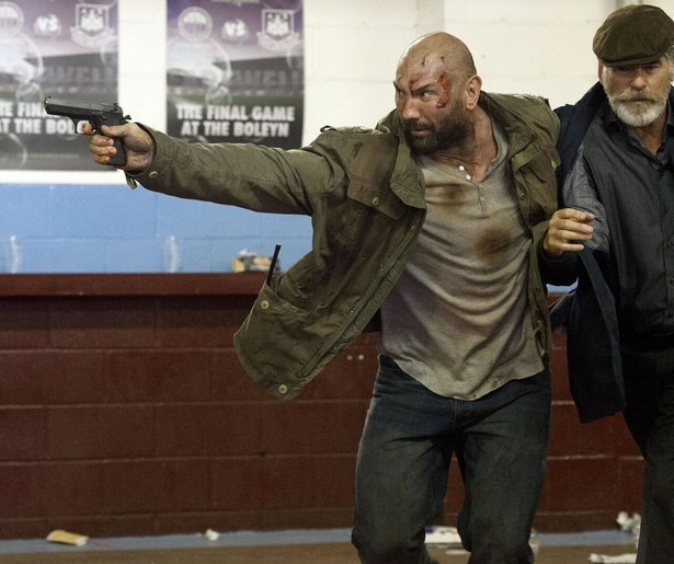 Dave Bautista moet flink wat levens zien te redden in Final Score
