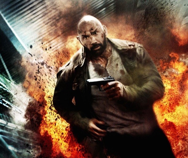 Dave Bautista laat zich niet uit het veld slaan door een groep terroristen in Final Score