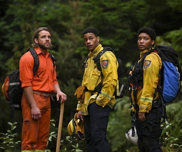 Max Thieriot en Jordan Calloway moeten de strijdbijl noodgedwongen begraven in Fire Country