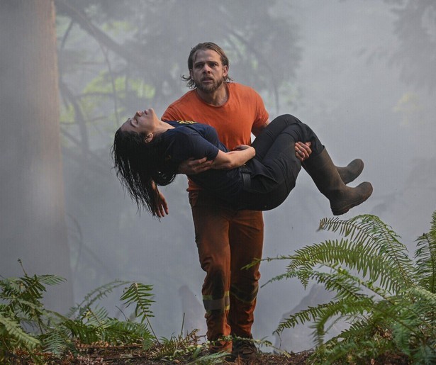 Fire Country-fans vrezen voor het leven van karakters van Max Thierot en Stephanie Arcila