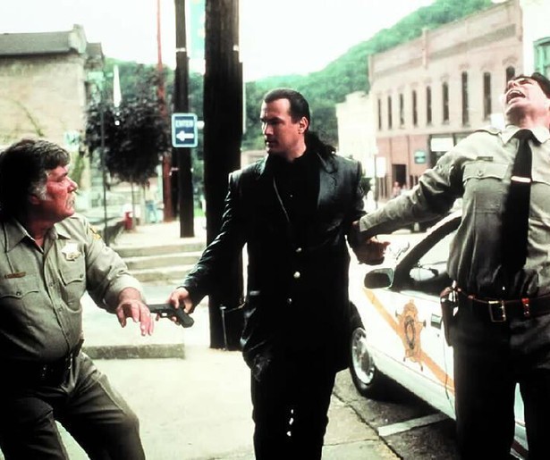 Potje matten met Seagal in actiefilm Fire Down Below