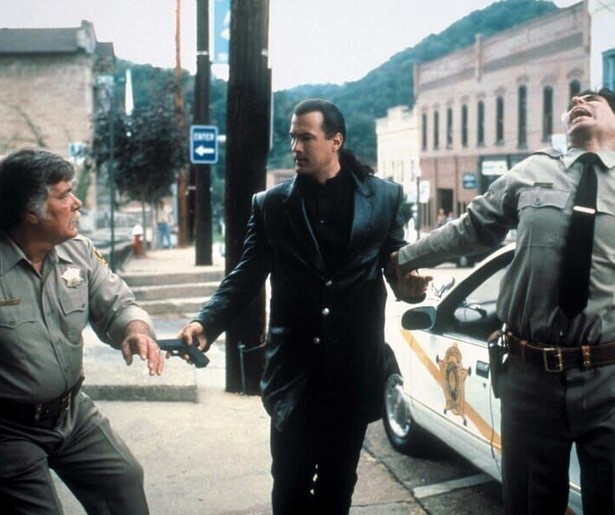 Steven Seagal heeft weer zin om een potje te knokken in Fire Down Below