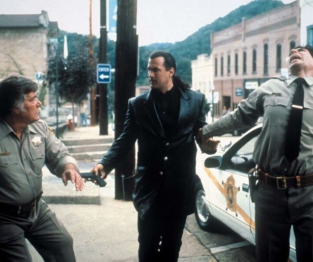 Steven Seagal draagt de natuur een behoorlijk warm hart toe in Fire Down Below