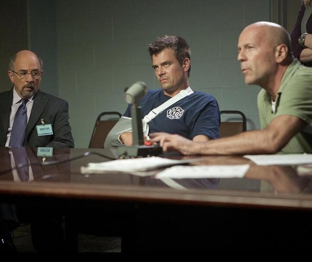 Psychopaat maakt leven brandweerman Josh Duhamel zuur in Fire with Fire
