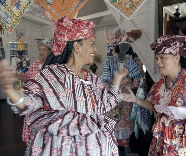 Aldith Hunkar zoekt verhalen over religieus en cultureel erfgoed in nieuwe docuserie Firma Erfgoed Overzee