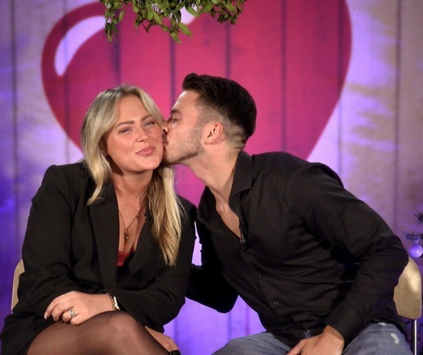 De kerstspecial van First Dates gaat van start op NPO3