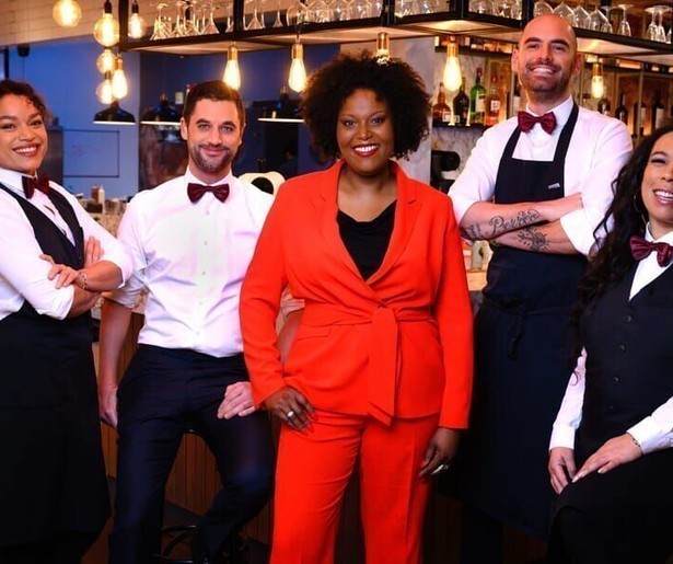 Barman Victor Abeln houdt bijzondere verhalen over aan zijn rol in First Dates