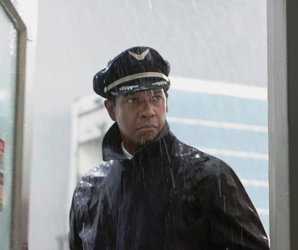 Denzel Washington moet zich staande houden na een crash én een onthulling in Flight
