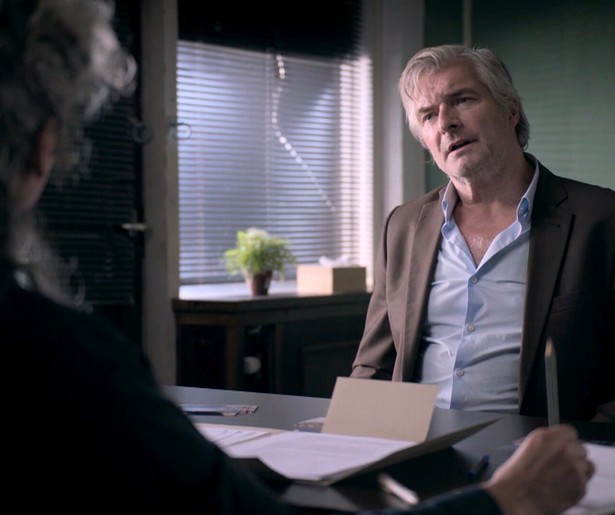 Eva en Wolfs onderzoeken de moord op een advocaat in Flikken Maastricht