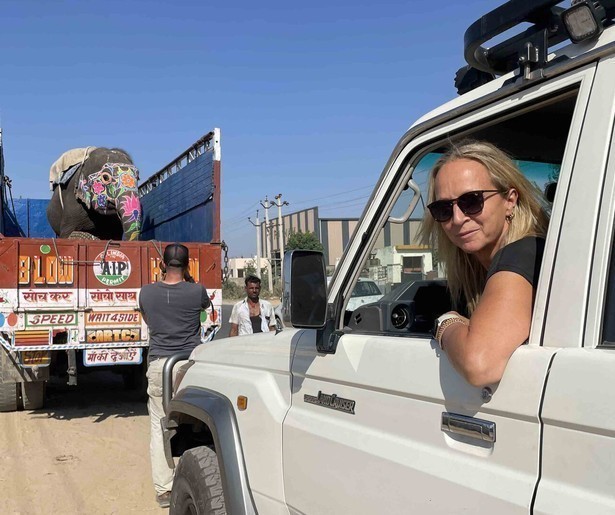 Floortje Dessing hoort het verhaal van leeuw Simba in Floortje Gaat Mee