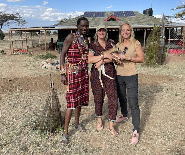 Floortje Dessing reist af naar Manon in Afrika