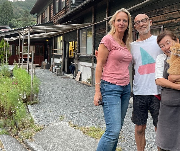 Floortje Dessing reist af naar Japan in Floortje naar het Einde van de Wereld