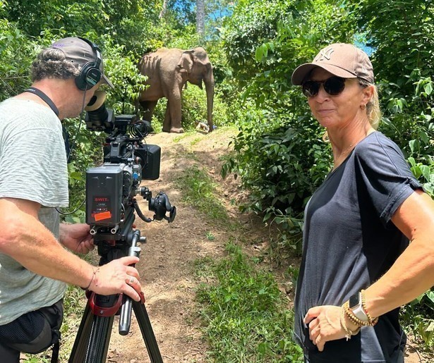 Floortje omringt zich door olifanten in slotaflevering Floortje naar het Einde van de Wereld